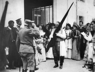 El rey de Montenegro con una bandera turca, Cetiña, Montenegro, 1913